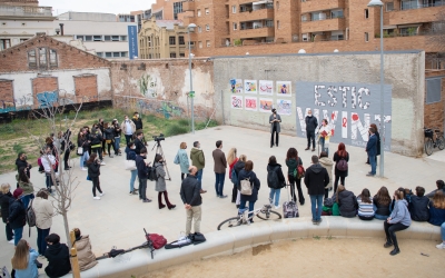 La plaça Dolors Miralles, durant la inauguració dels murals/ Roger Benet
